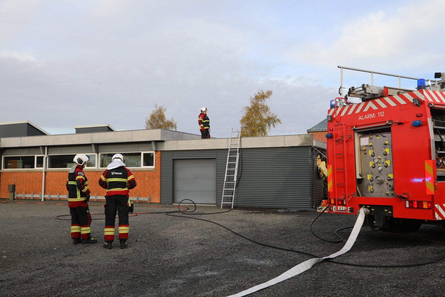 Svendborg Brandvæsenet bekæmper brand i industribygning