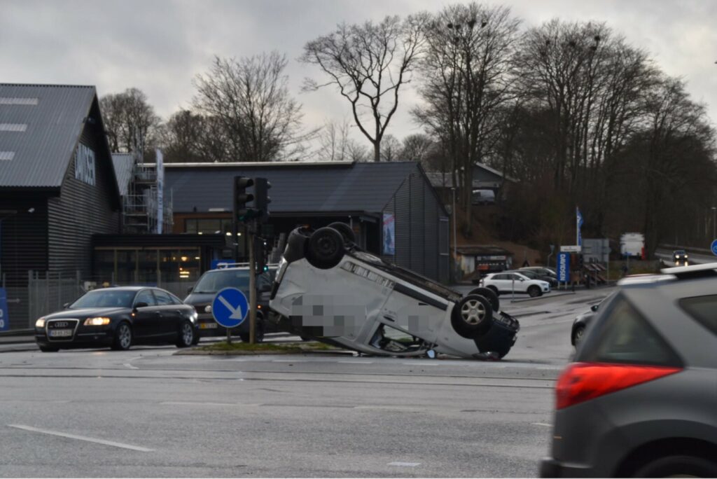 Alvorligt færdselsuheld i kryds Bil endt på taget