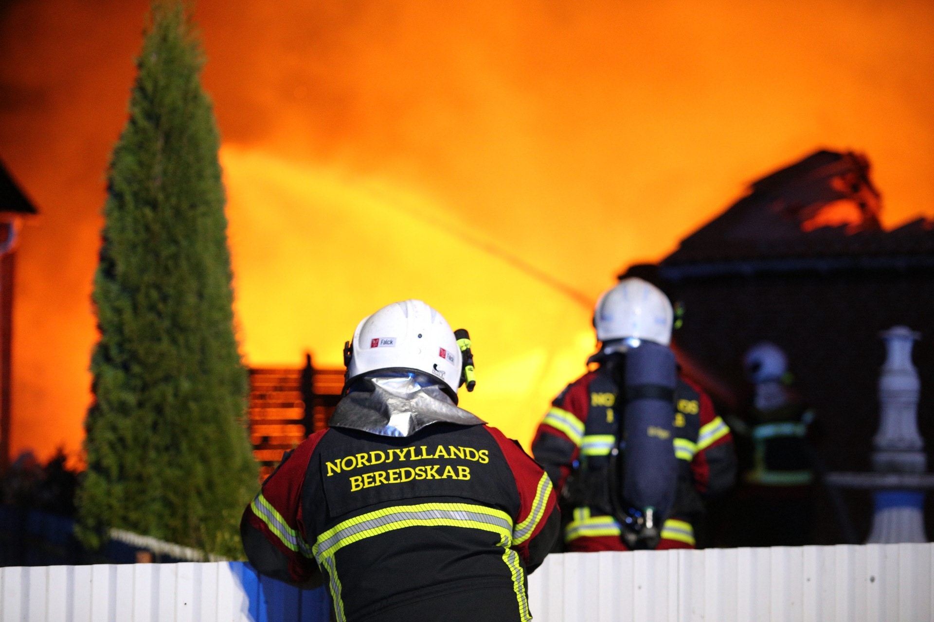 Der meldes om fem meter høje flammer Voldsom brand lige nu