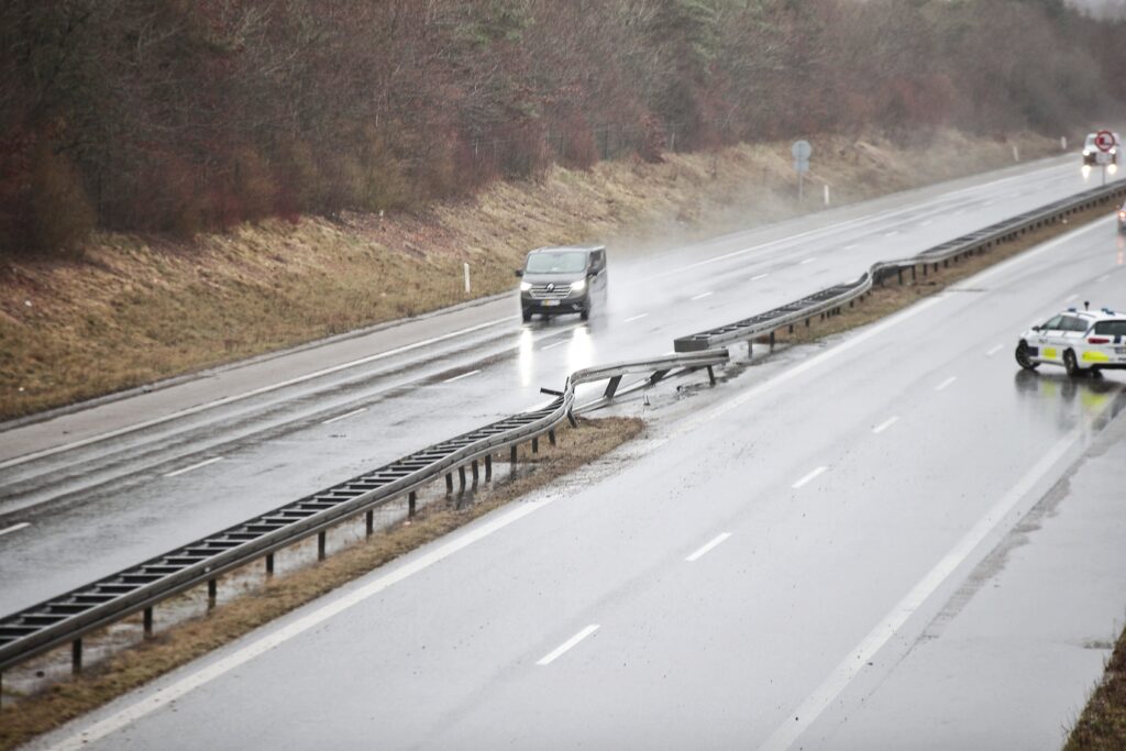 Bil brager ind i autoværnet i glatføreuheld