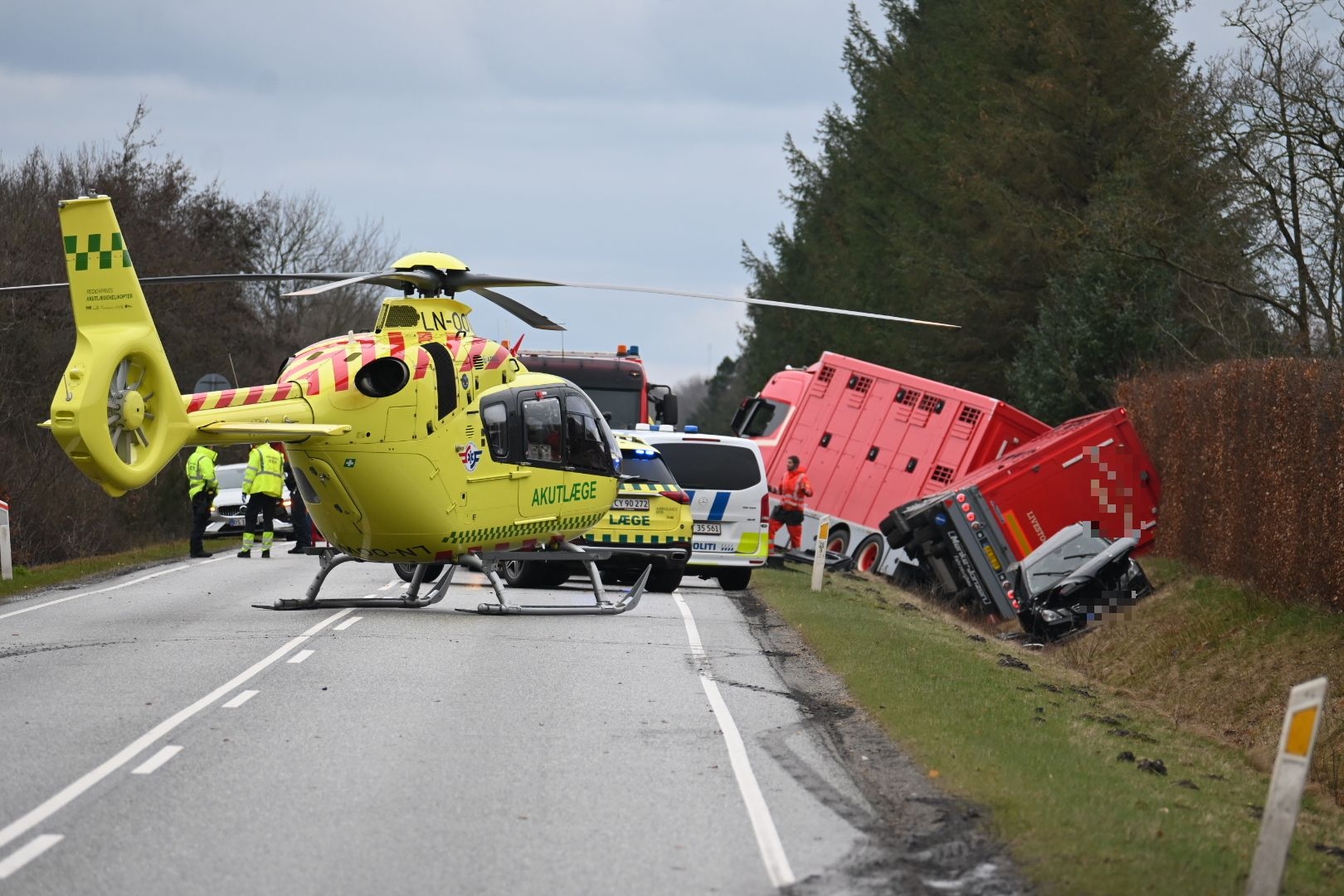 Ambulancer Og Helikopter Sp Rrer Vej Grisetransport V Ltet I Gr Ften