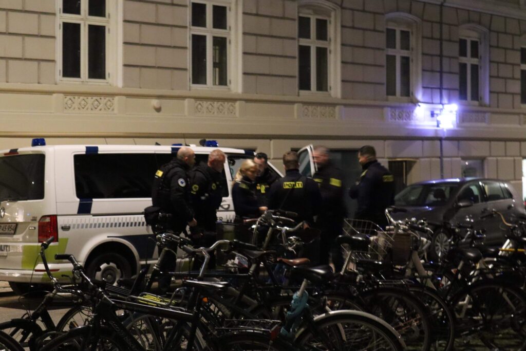 Politiaktion i politiet pistollignende genstand - Presse-fotos.dk