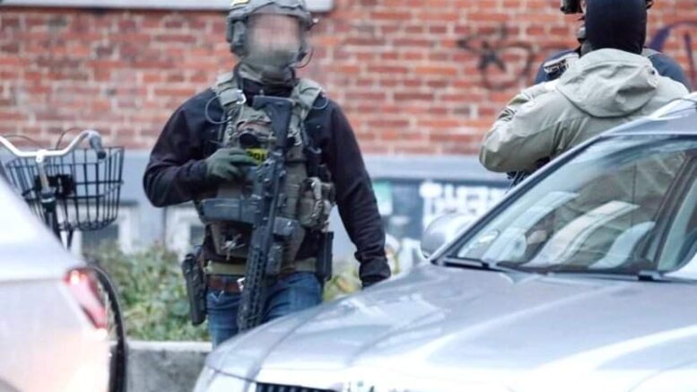 Politi med skarpladte våben i København