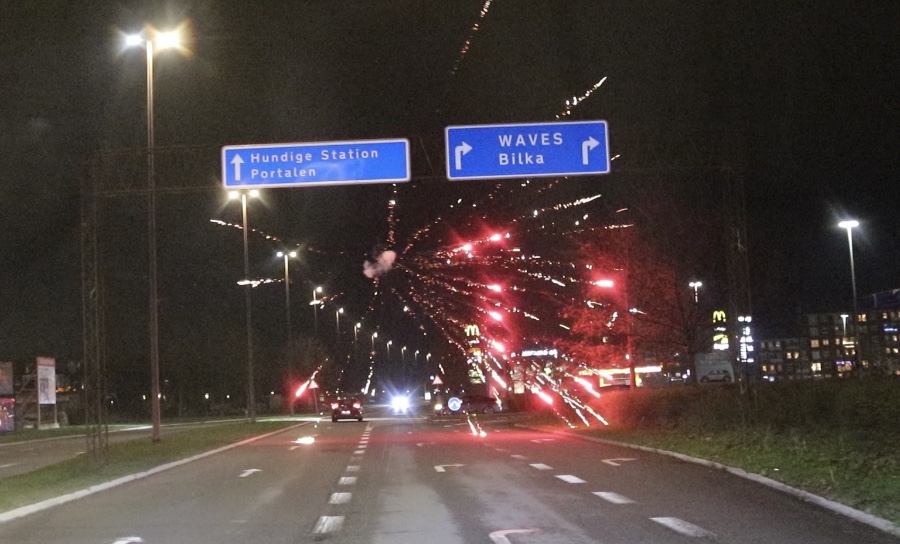 Vildt skyder bomberør mod biler, McDonald's - Presse-fotos.dk