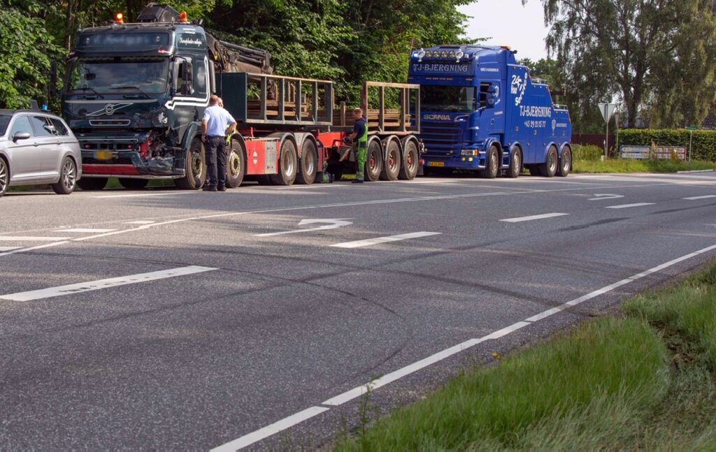 Lastbil Og Personbil I Alvorlig Ulykke Bilisten Livløs 