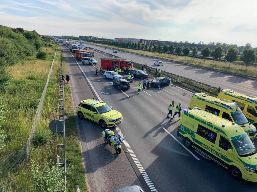 Voldsom Bilulykke På Køge Bugt Motorvejen Flere Biler Involveret 