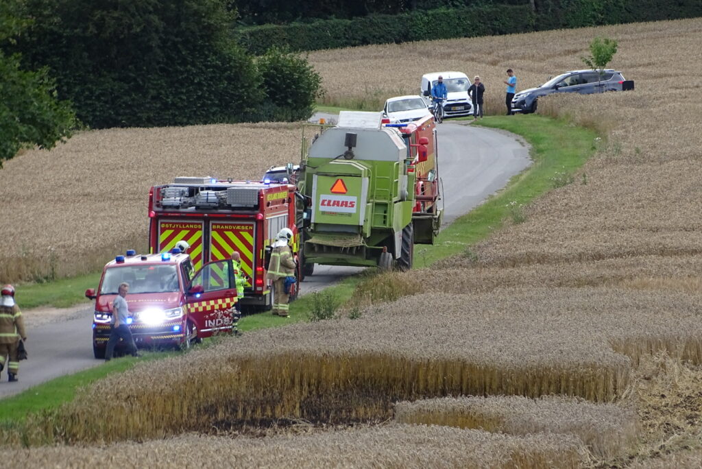 Voldsom Markbrand I Mårslet - Brandvæsnet Kæmper Med Flammerne