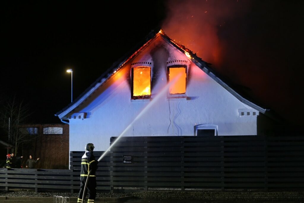 Voldsom Brand I Villa Tidlig Lørdag Morgen - Brandvæsnet Kæmper