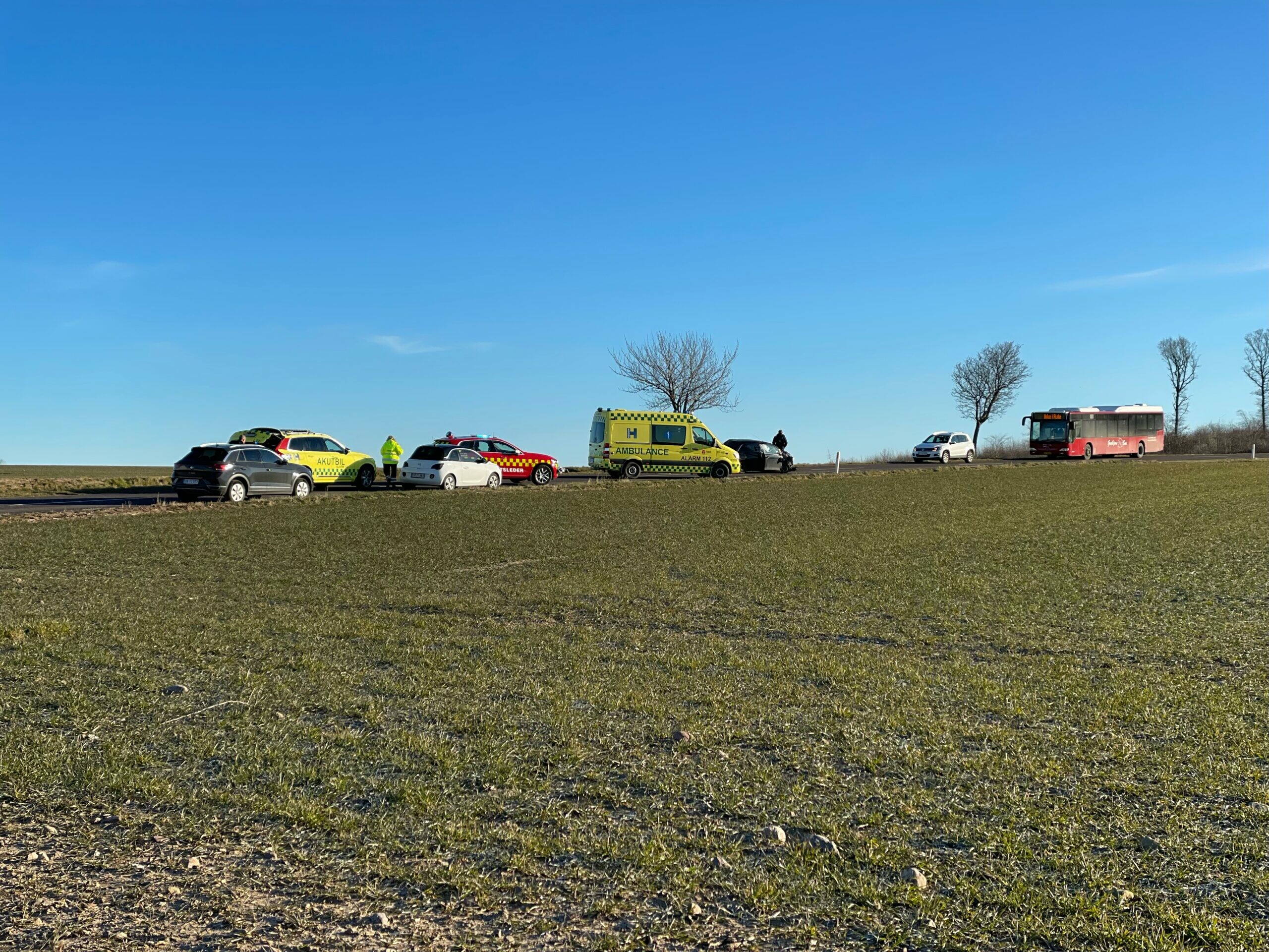 Voldsom ulykke spærrer vej på Bornholm