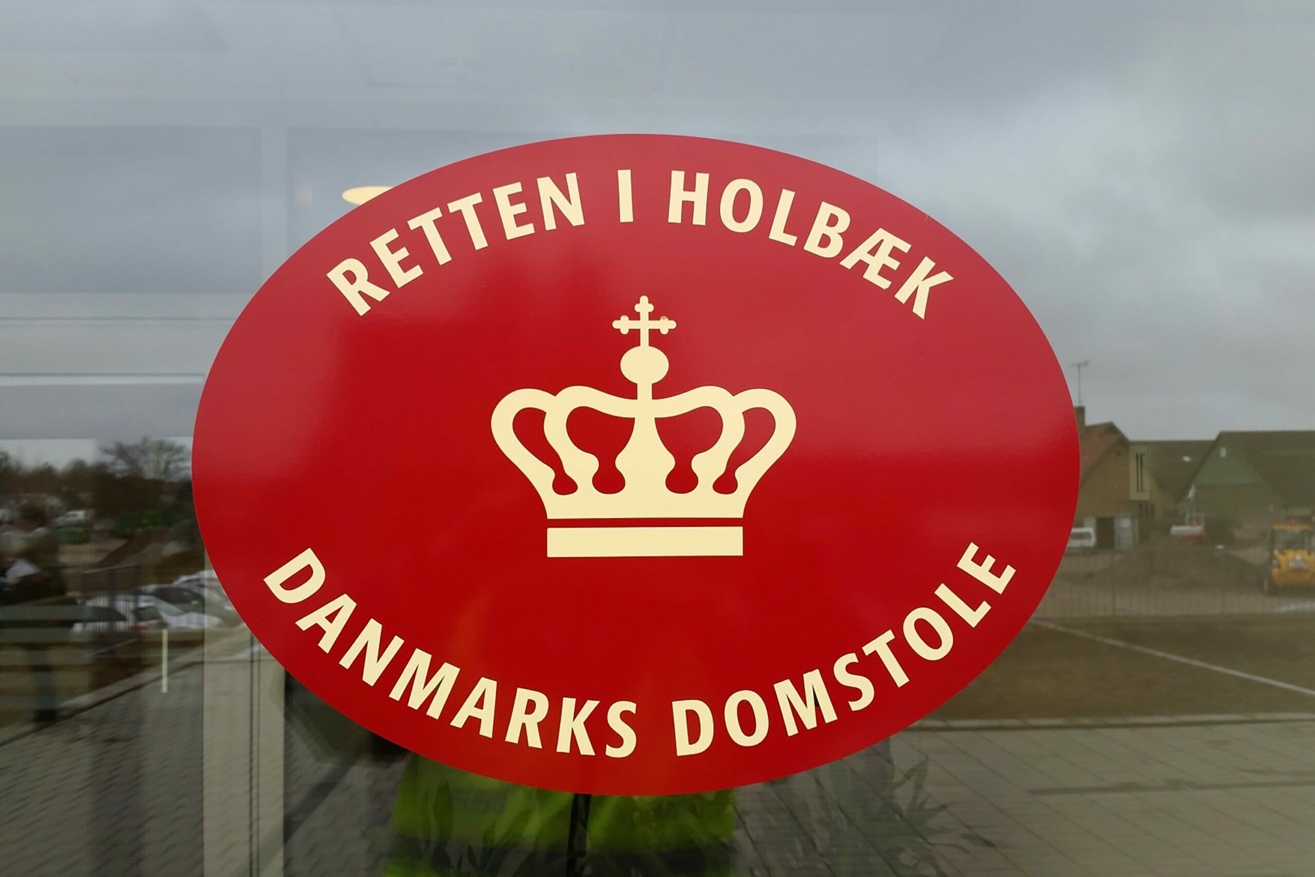 Stort slagsmål i retten: Truede med gangstativ