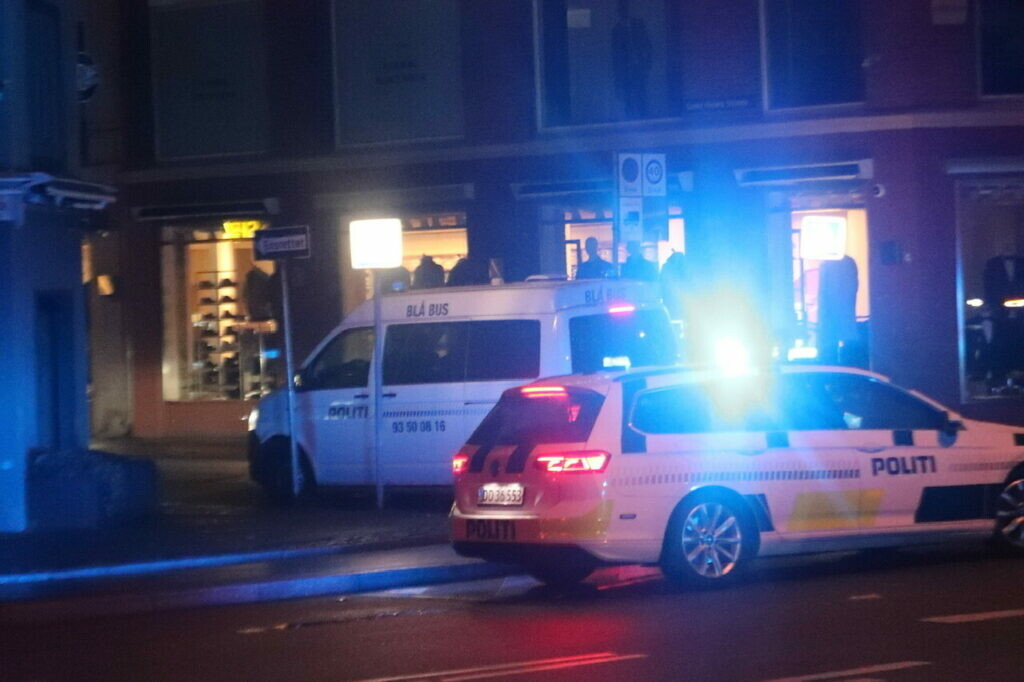 Det Vrimlede Med Politi To Kvinder Gik Amok På Homo Bar Sigtet For Vold 