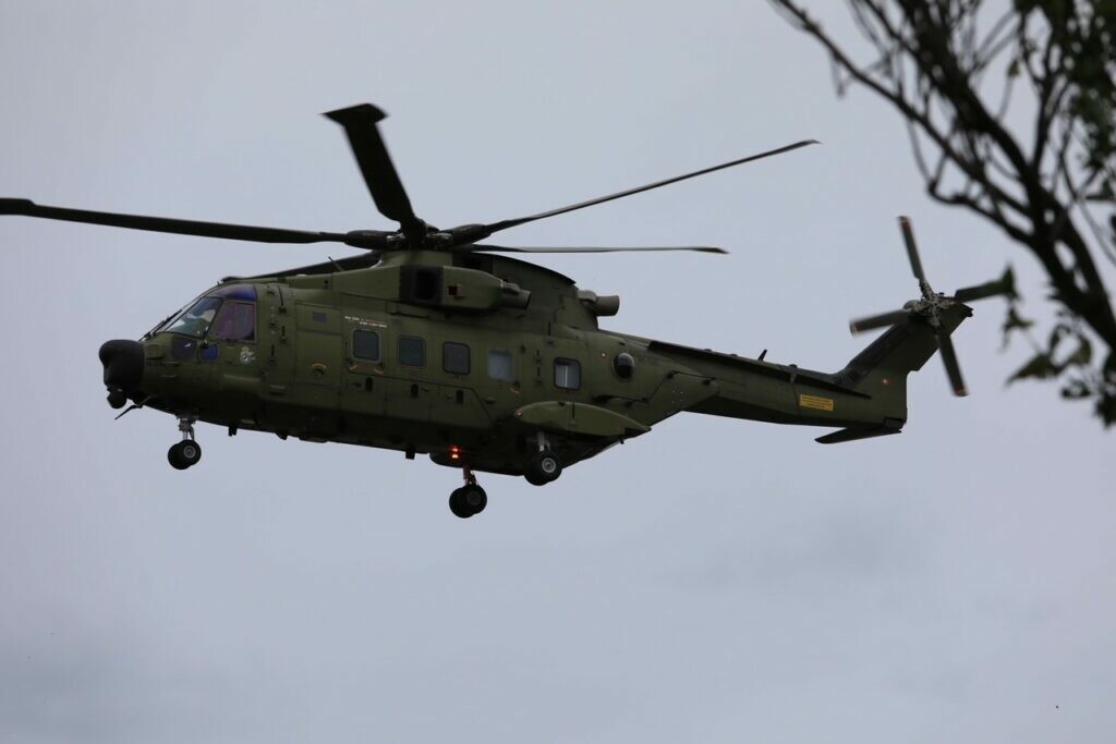 Helikopter og hunde leder efter kvinde