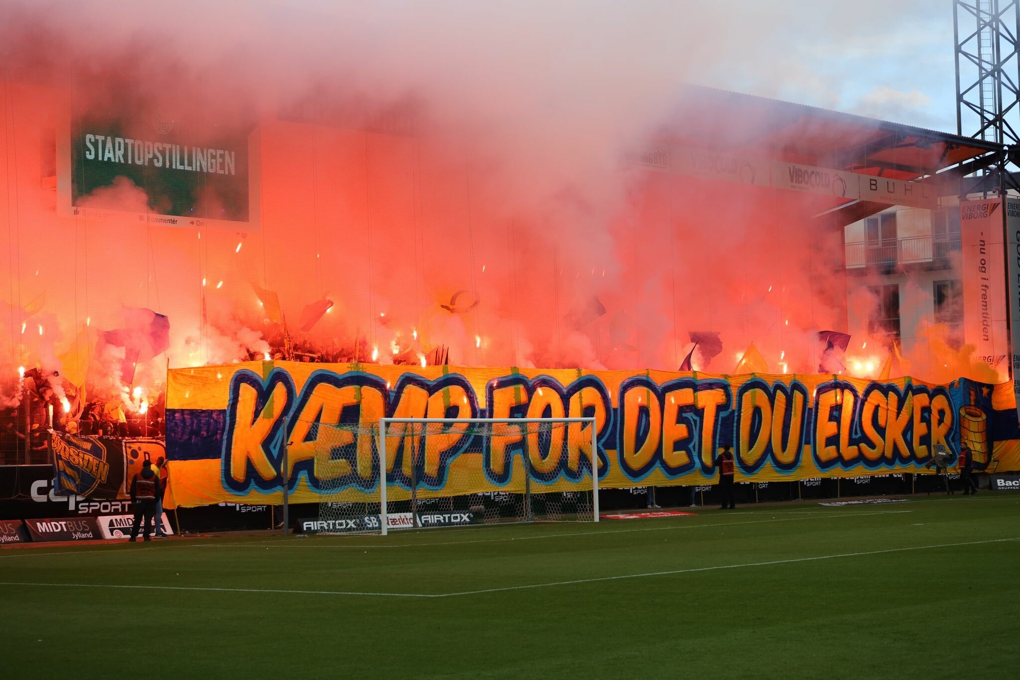 Se video Brøndbyfans og spillere i