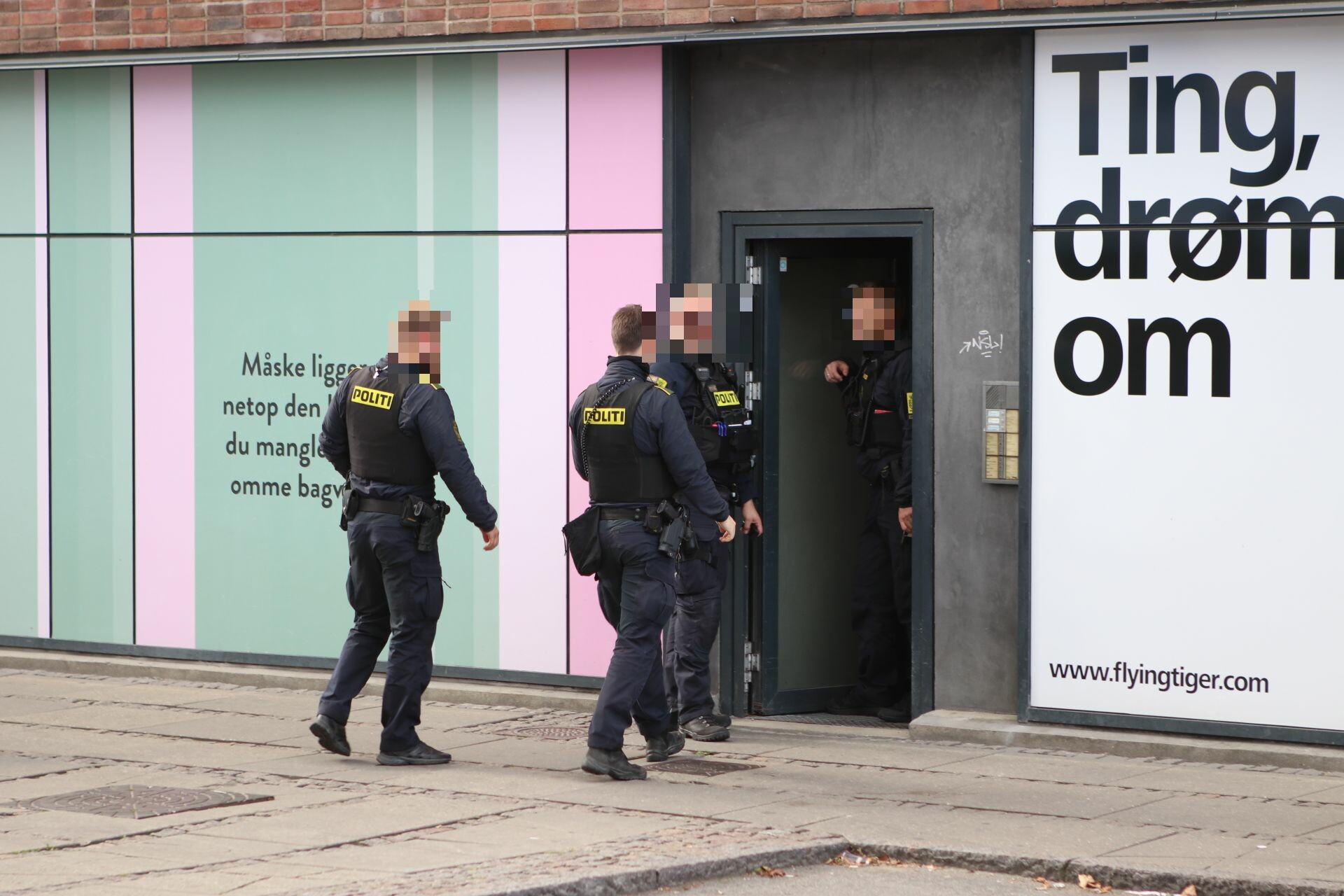 Tungt Bevæbnet Politi Ved Shopping Center: Melding Om Mand Med Pistol