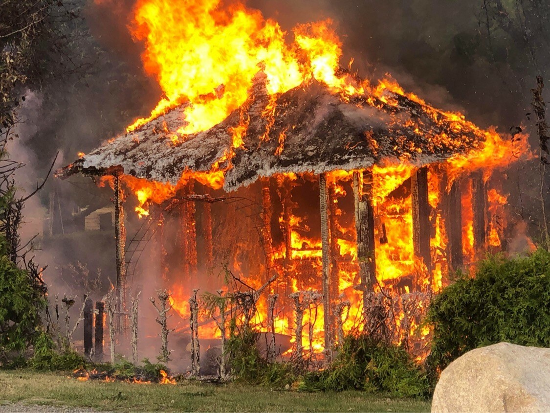 Store Flammer I Hus Branden Er Meget Voldsom Med Fem Til Seks Meter H Je Flammer