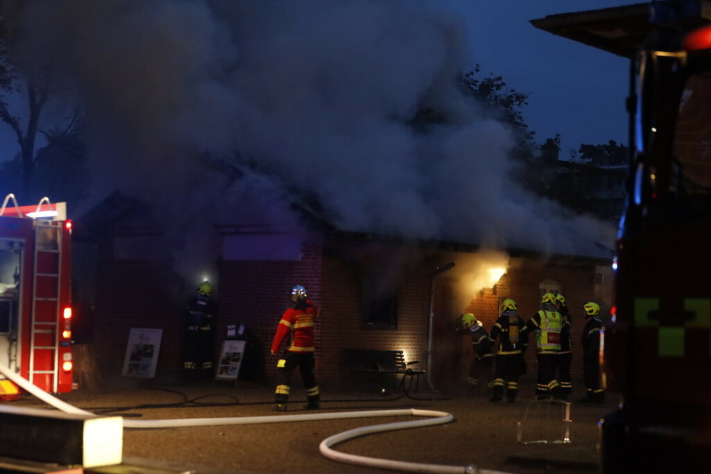 Kraftig Bygningsbrand I Skodsborg - Flammerne Vælter Ud