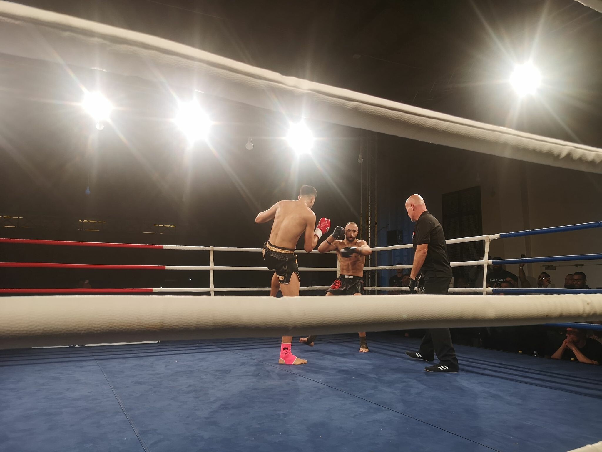 Kæmpe fest i Nørrebrohallen: Lokal helt forsvarede VM-titel i suveræn stil