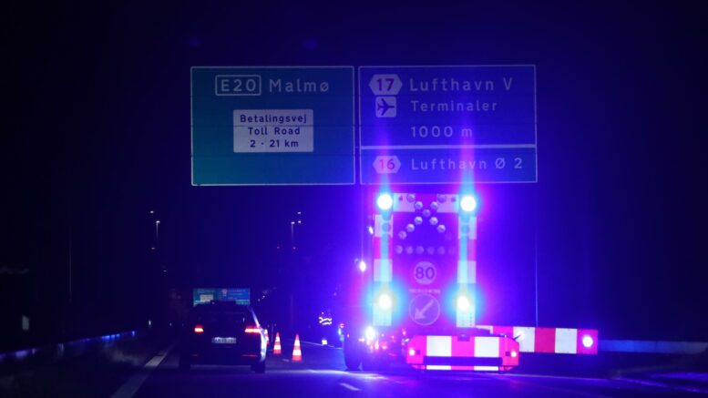 Brandvæsnet spærrer to spor på motorvej: Undersøger "mystisk kasse"