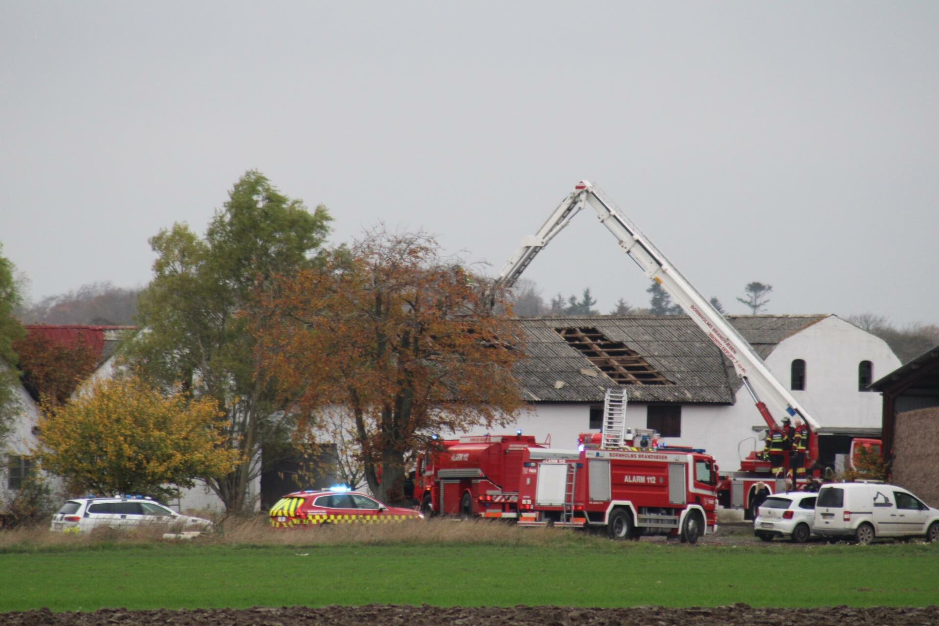 Bornholm Beredskab bekæmper brand på gård
