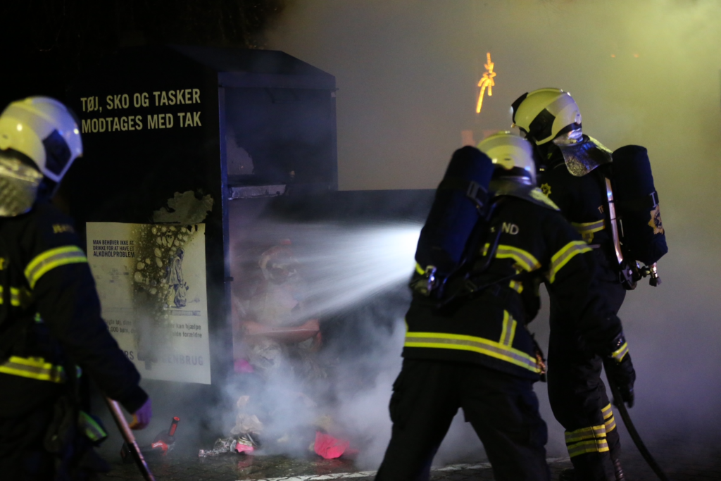 Container gået i brand: Tøj nødhjælp i flammer - Presse-fotos.dk