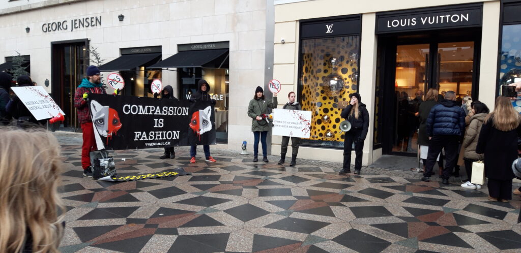 Aktivister demonstrerer foran Louis Vuitton 