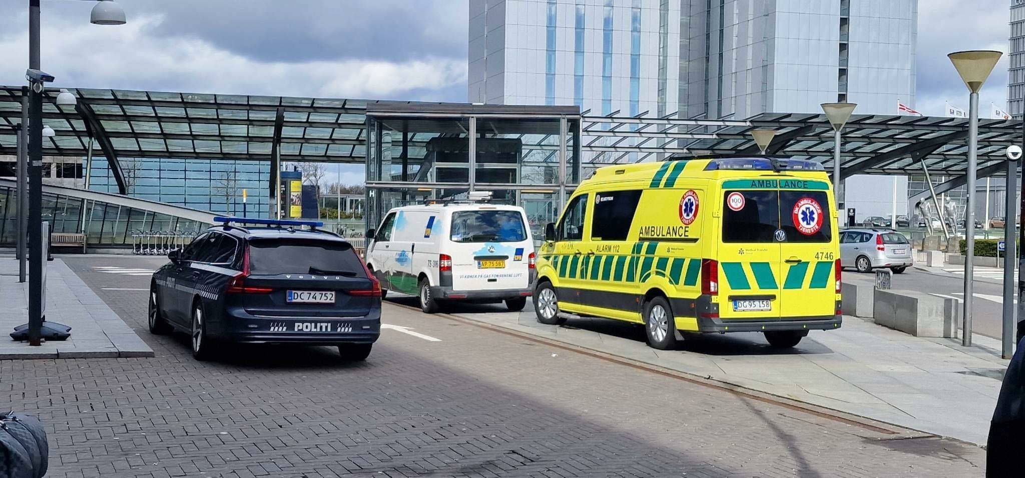 Politiet Rykker Massivt Ud Til Københavns Lufthavn: Leder Efter Mand ...