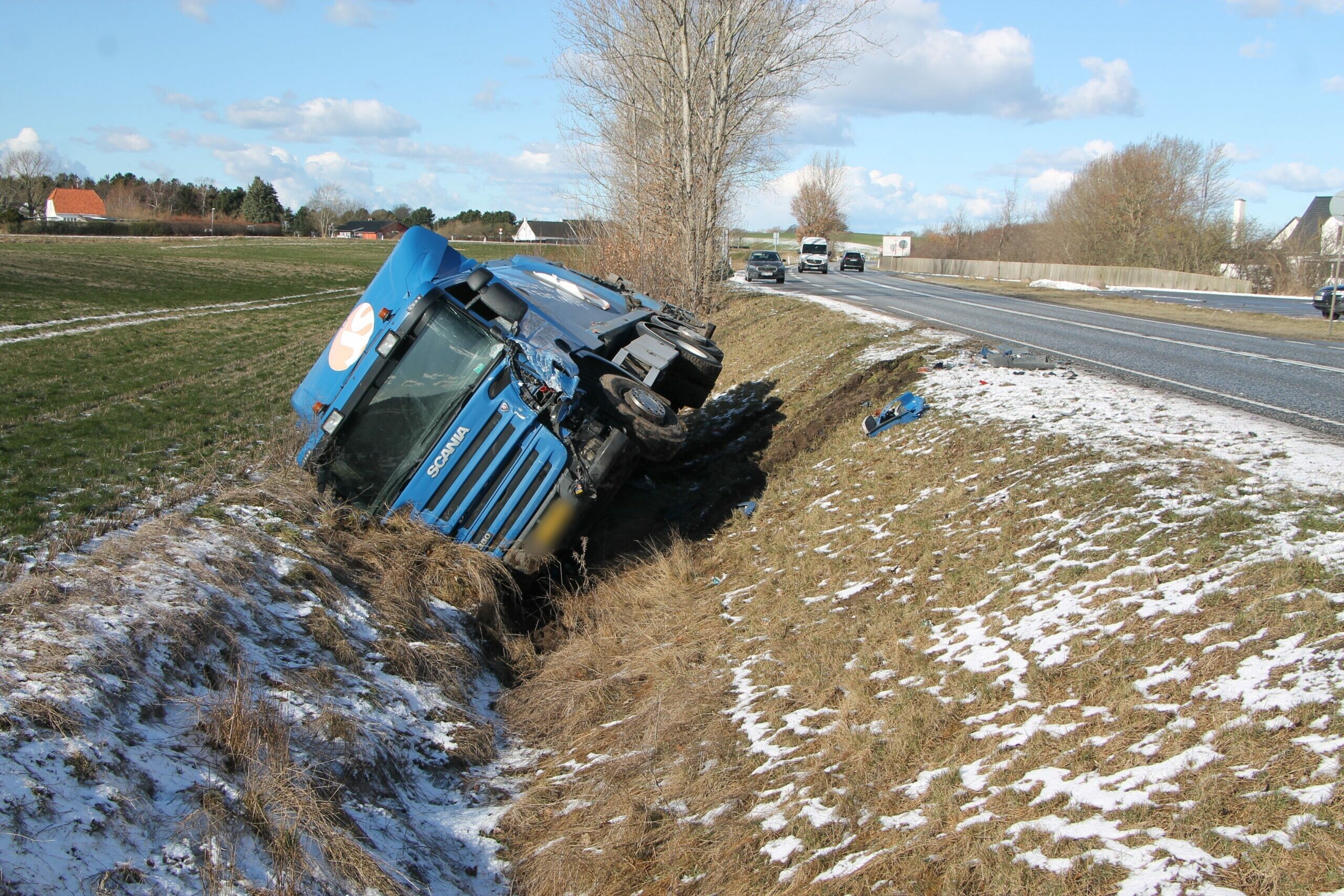 Lastbil vælter af vejen under færdselsuheld