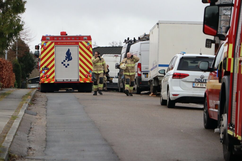 Brand I Bygning Politi Og Brandvæsen Til Stede 