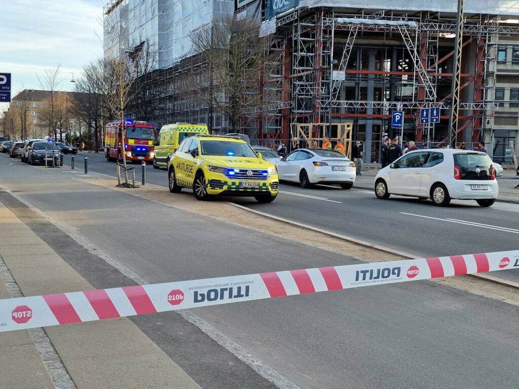 Sæt tabellen op Tørke Sømil To biler i frontalt sammenstød i København: Begge bilister kørt på  hospitalet - Presse-fotos.dk