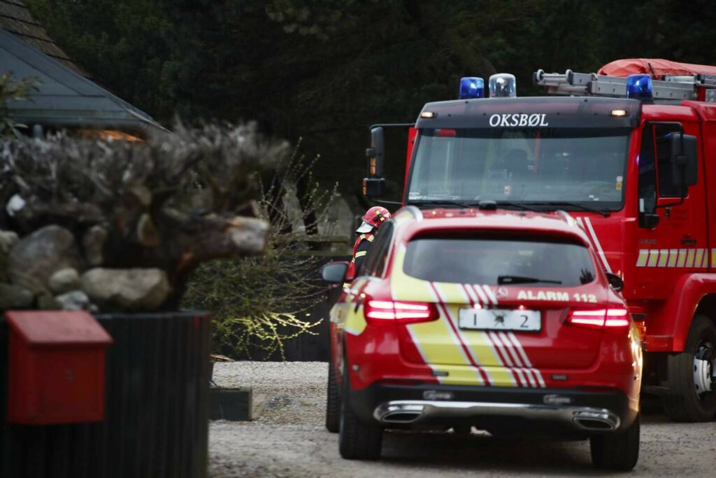 Blåvand: Brandvæsenet Rykker Ud Til Flammer I Træbygning