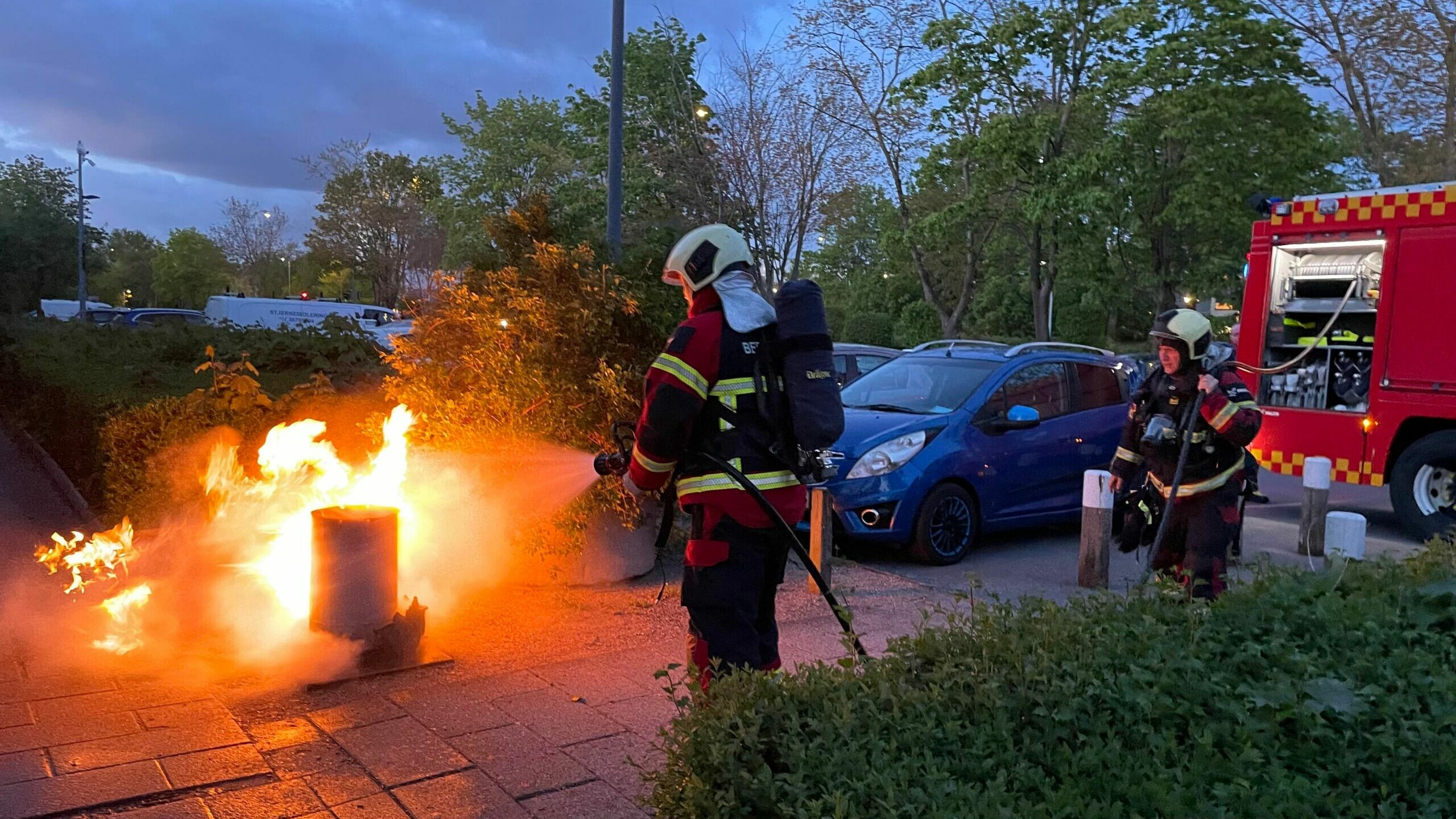 Flammer I Boligkvarter: Brandvæsnet Rykker Ud