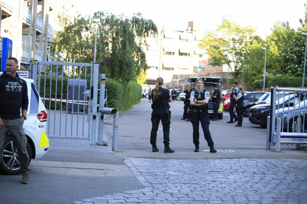 Politiet Rykker Massivt Ud: Person Stukket Med Kniv - Presse-fotos.dk