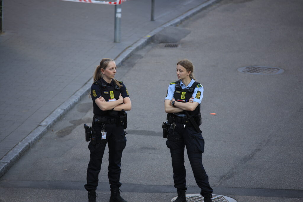 Politiet Rykker Massivt Ud: Person Stukket Med Kniv