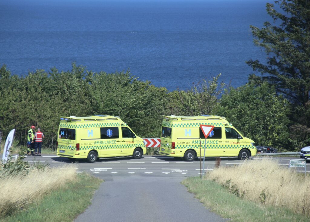 Bil Ruller Rundt Og Lander På Mark I Uheld: Tre Personer Kørt Til ...