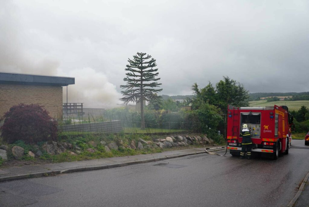 Brand I Hus: Flammer Er Gået Igennem Taget!