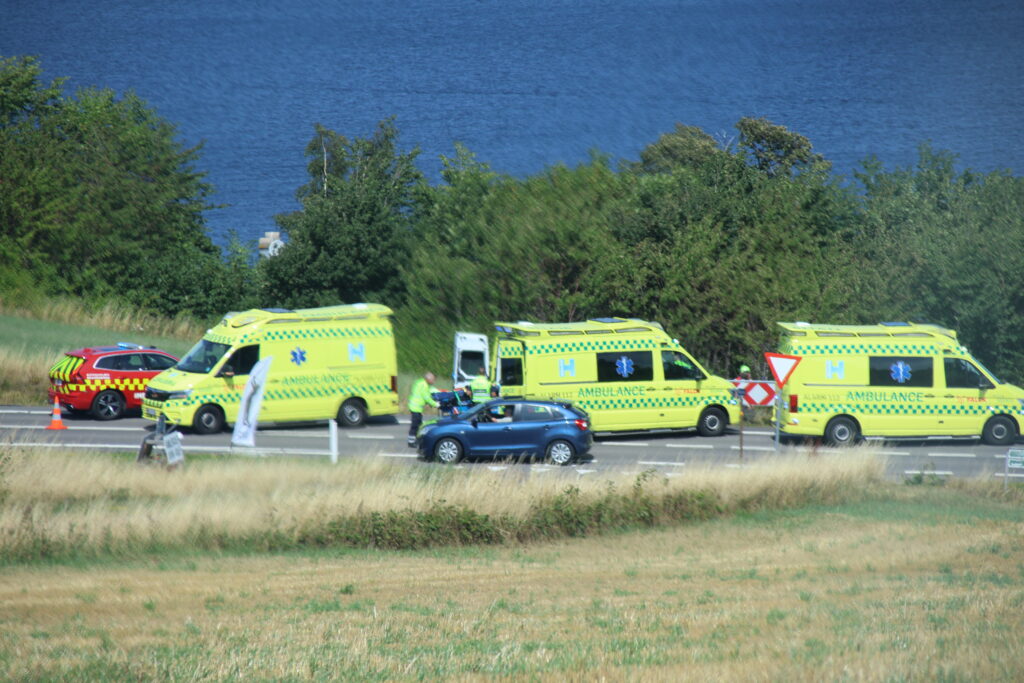 Bil Ruller Rundt Og Lander På Mark I Uheld: Tre Personer Kørt Til ...