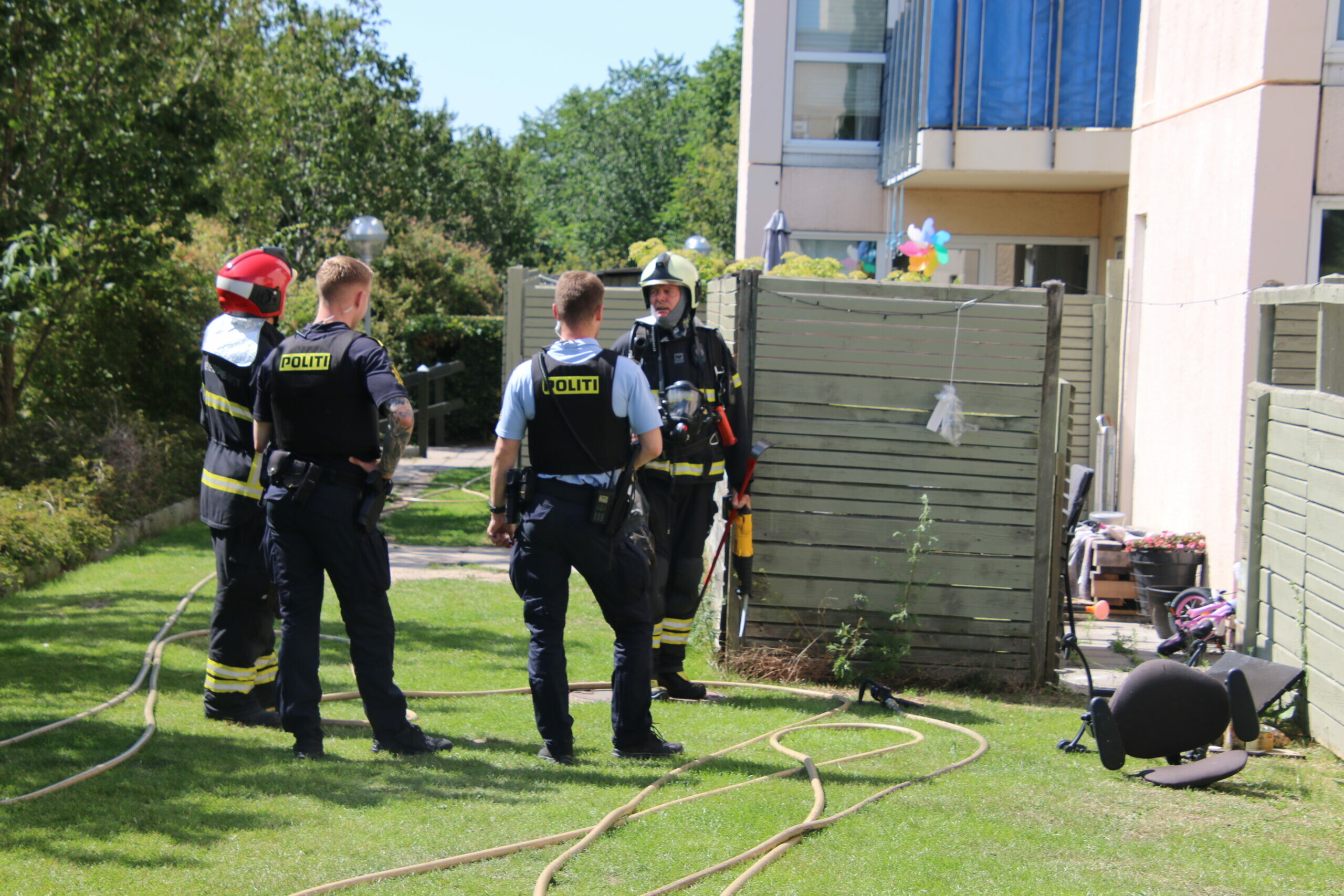 Brandvæsnet Rykker Ud Til Boligkvarter: Brand Brudt Ud I Lejlighed