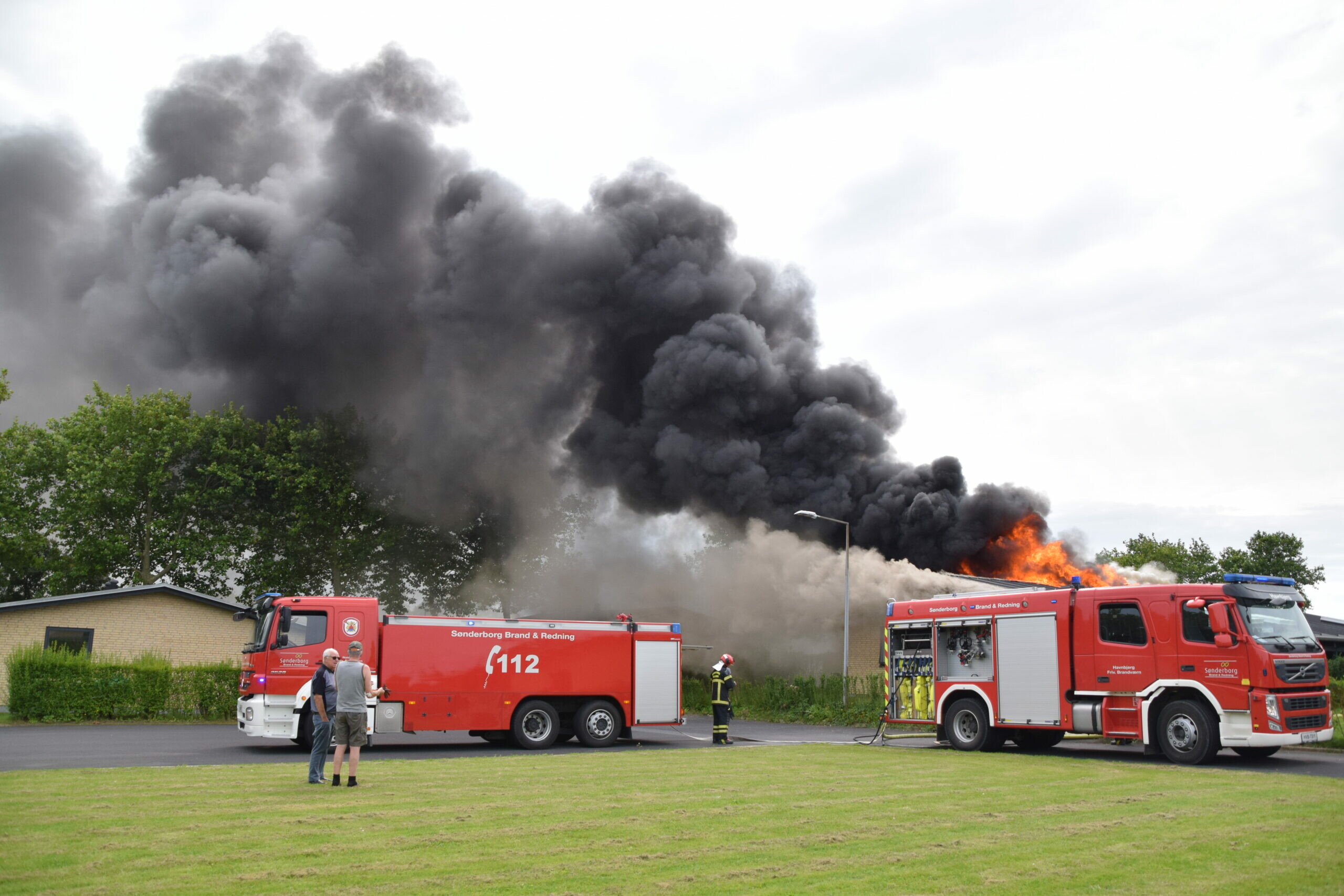 Høje Flammer Og Kraftig Røg Fra Brand I Hus