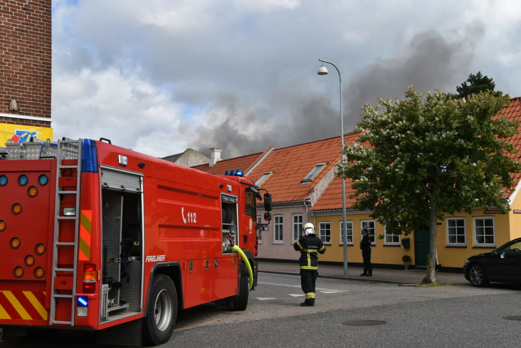 Brandfolk Fra Flere Stationer Rykker Ud Til Kraftig Brand I Bygning