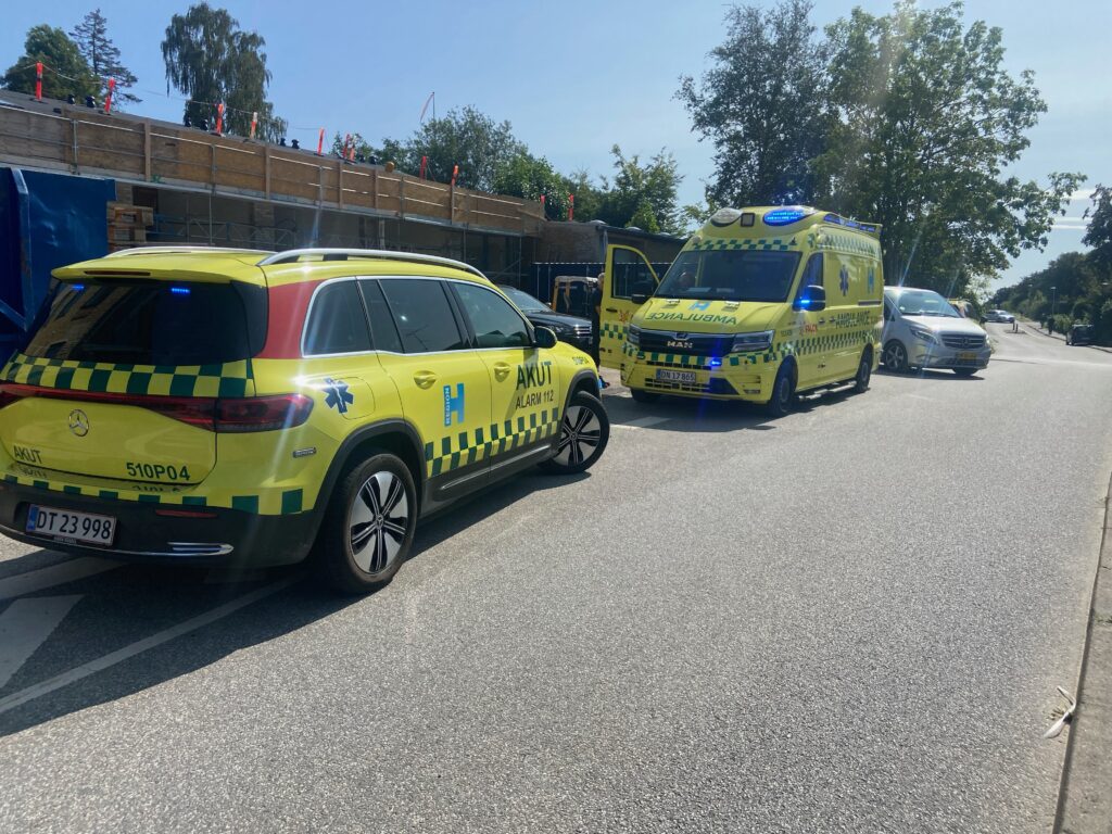 Mand Faldet Fra Bygning: Hastet På Hospitalet Med Politiskorte