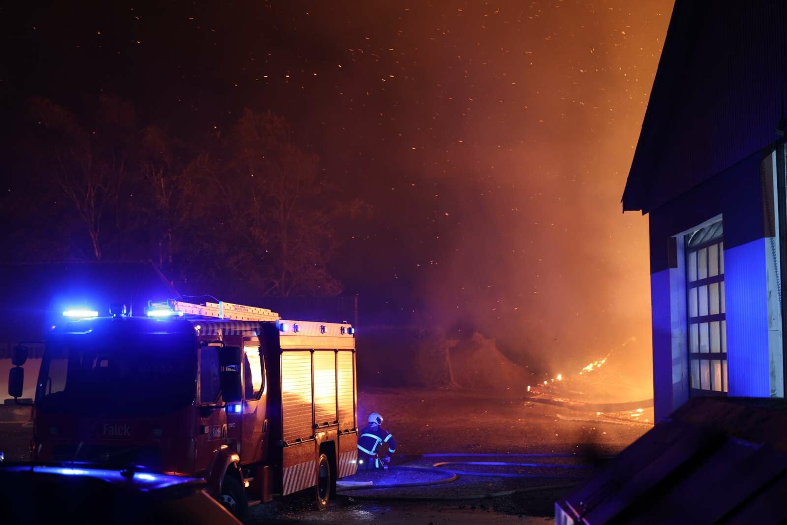 Voldsom Bygningsbrand - Flammerne Har ‘ædt’ Bygningen