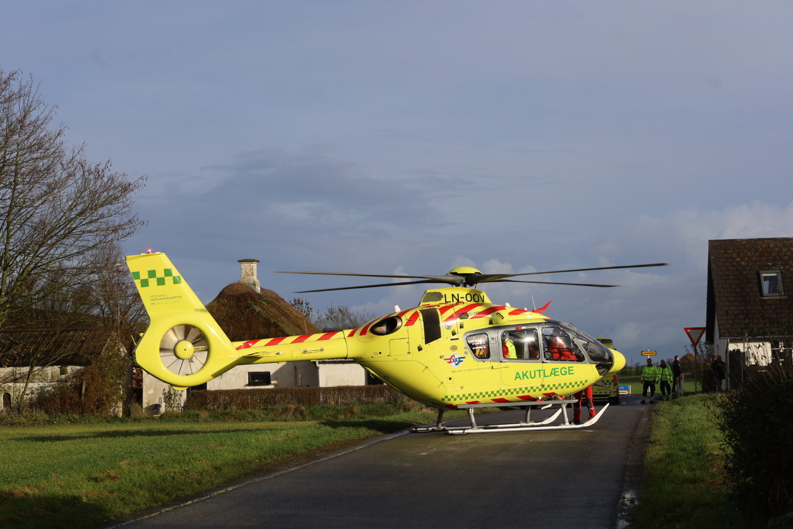 Helikopter Til Stede Tre Personer Kommet Til Skade 