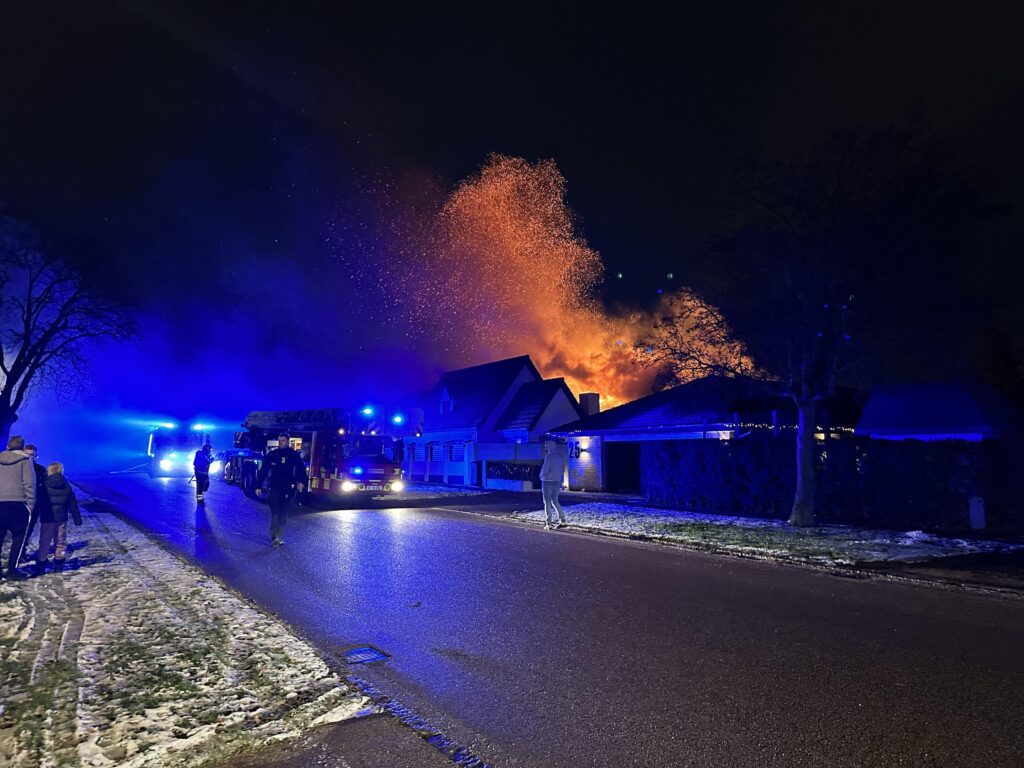 Voldsom Brand På Villavej: Flammerne æder Sig Gennem Hus