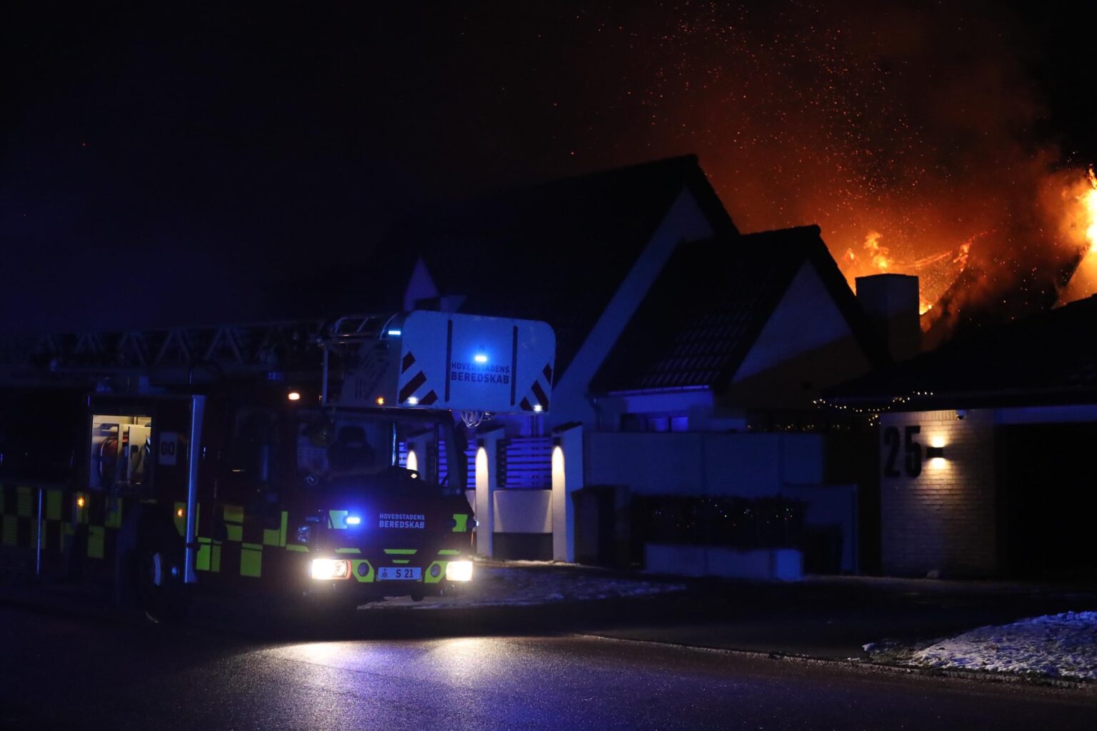 Voldsom Brand På Villavej: Flammerne æder Sig Gennem Hus