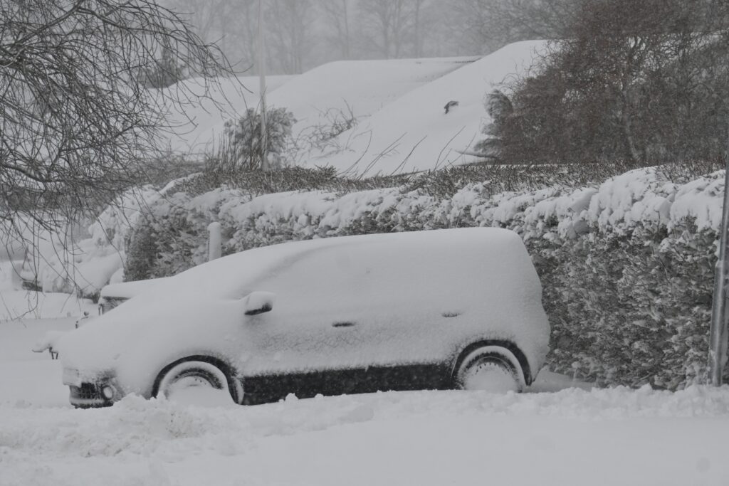 Voldsom snestorm: Hele byen er dækket i hvidt
