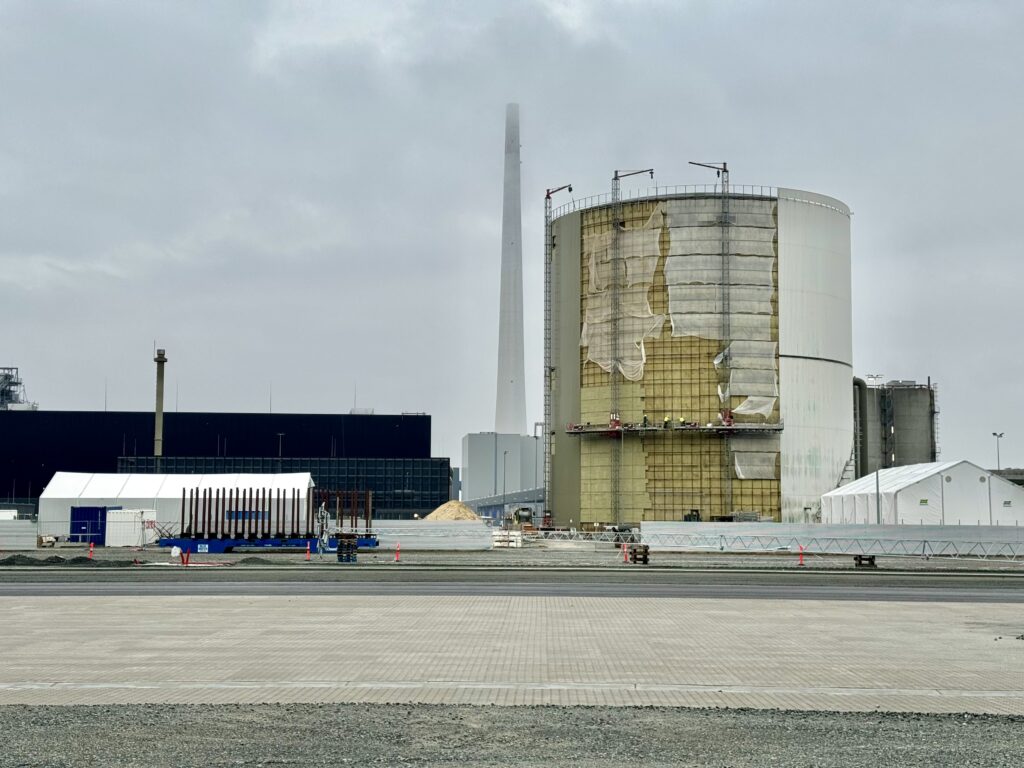 Razziaen foregår bag bygning