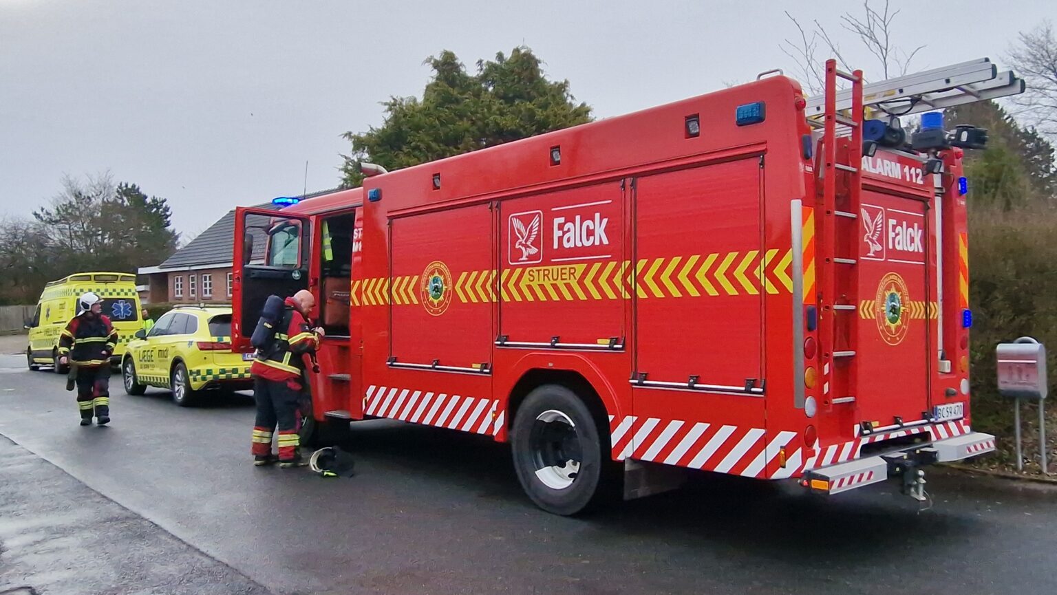 Ambulance Og Brandvæsen Haster Til Villakvarter 