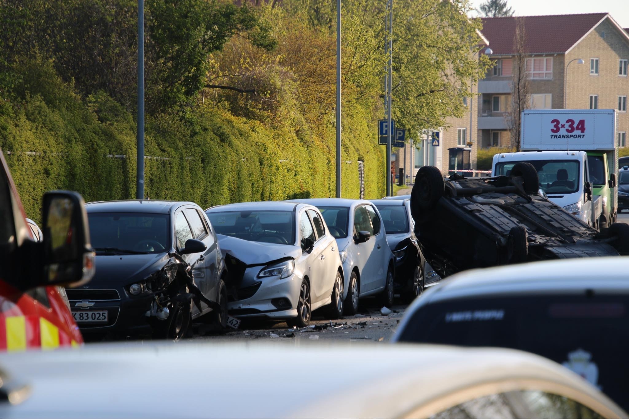 Bil endt på taget: Har smadret flere parkerede biler