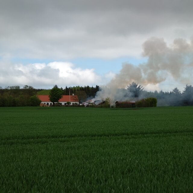 Kæmpe brand i værksted i Vendsyssel: ‘Eksplosionsfare’