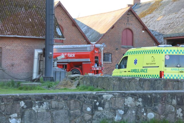 Ambulance rykker ud til gård